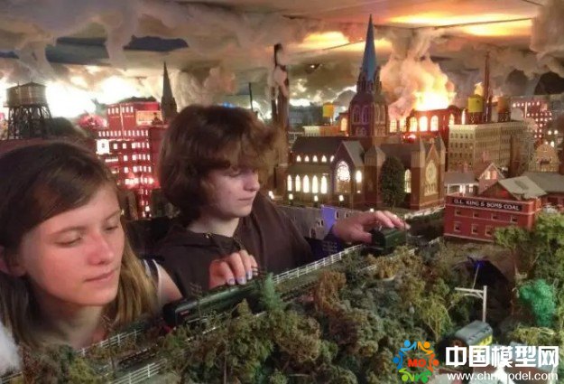 北美最大兒童鐵路收藏展看火車模型圍著沙盤轉