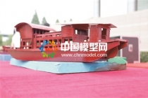 學(xué)生黨員制作紅色模型，弘揚紅船精神